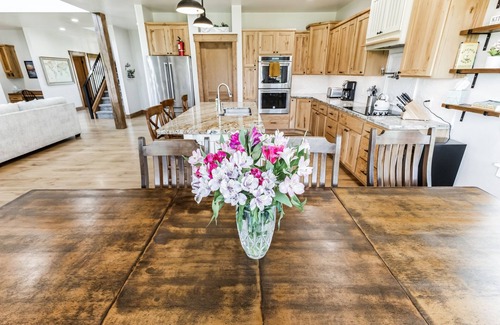 Corvallis Otro | Three Bears Get Away (6-Bedroom Farmhouse) - Handicap accessible by RedAwning