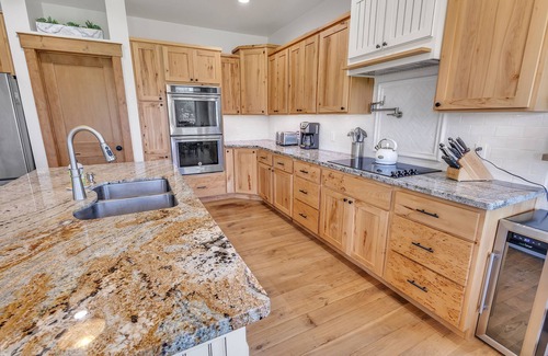 Corvallis Otro | Three Bears Get Away (6-Bedroom Farmhouse) - Handicap accessible by RedAwning