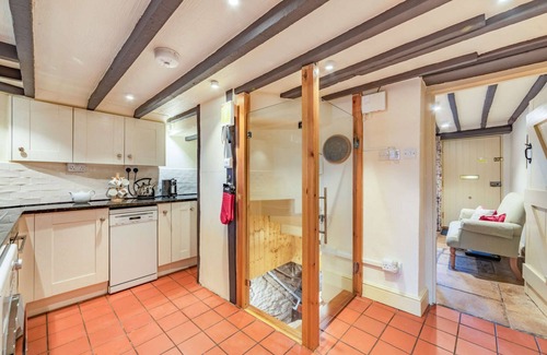 Longborough Cabaña | Three bed Cotswold holiday cottage near Stow-on-the-Wold - Spa Changing Rooms