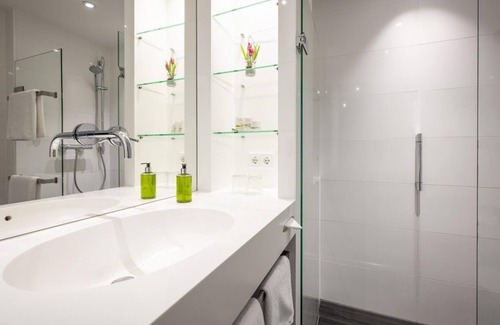 Ockfen Casa | Habitación triple confort en el lado del río con ducha / WC - Weinhotel Klostermühle
