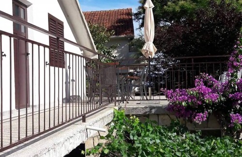 Zastrazisce Apartamento | Apartamento de tres habitaciones con terraza y vista al mar Bahía Vela Stiniva, Hvar (A-19951-a)
