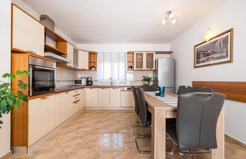 Maslenica Apartamento | Apartamento de tres habitaciones en la playa Maslenica, Novigrad (A-21903-a)