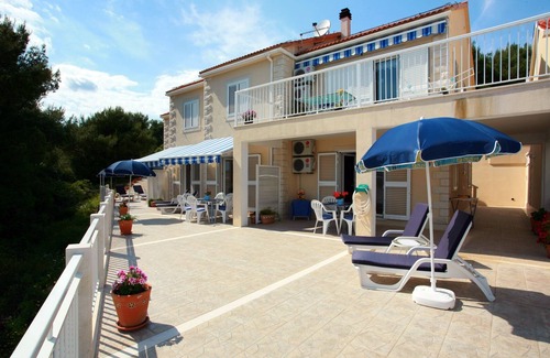 Sumartin Apartamento | Apartamento de tres habitaciones con terraza y vista al mar Sumartin, Brac (A-2940-d)