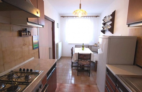 Njivice Apartamento | Apartamento de tres habitaciones con terraza y vista al mar Njivice, Krk (A-21858-b)