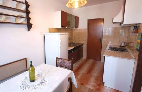 Njivice Apartamento | Apartamento de tres habitaciones con terraza y vista al mar Njivice, Krk (A-21858-b)