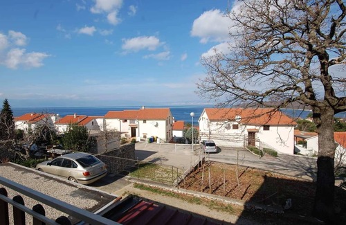 Njivice Apartamento | Apartamento de tres habitaciones con terraza y vista al mar Njivice, Krk (A-21858-b)