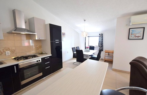 Municipality of Omisalj Apartamento | Apartamento de tres habitaciones con terraza y vista al mar Omisalj, Krk (A-20617-b)