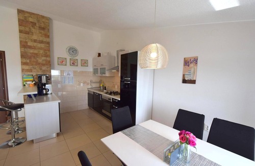 Municipality of Omisalj Apartamento | Apartamento de tres habitaciones con terraza y vista al mar Omisalj, Krk (A-20617-b)