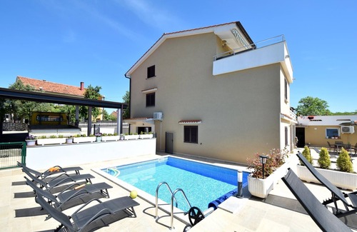 Municipality of Omisalj Apartamento | Apartamento de tres habitaciones con terraza y vista al mar Omisalj, Krk (A-20617-b)