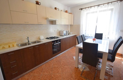 Municipality of Omisalj Apartamento | Apartamento de tres habitaciones con una terraza Omisalj, Krk (A-20485-a)