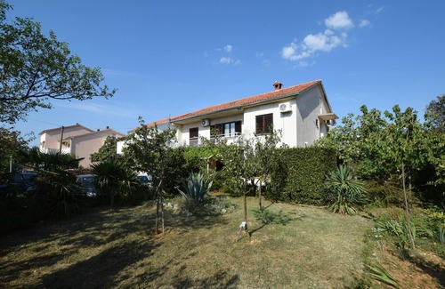 Municipality of Omisalj Apartamento | Apartamento de tres habitaciones con una terraza Omisalj, Krk (A-20485-a)