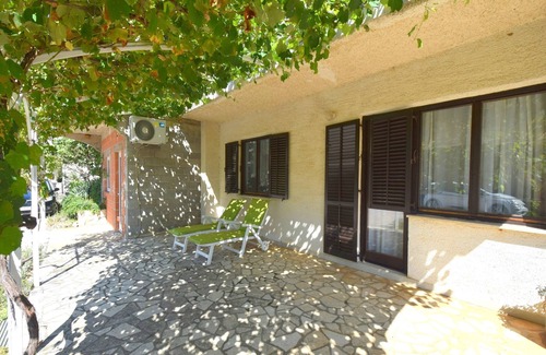 Municipality of Omisalj Apartamento | Apartamento de tres habitaciones con una terraza Omisalj, Krk (A-20485-a)