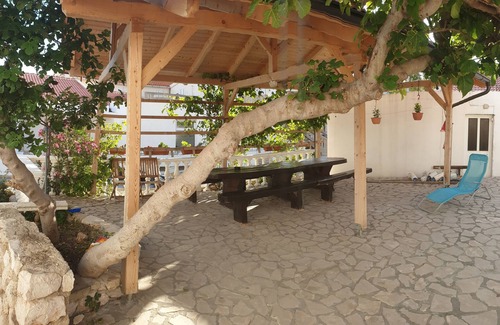 Metajna Apartamento | Apartamento de tres habitaciones con terraza y vista al mar Metajna, Pag (A-6498-a)