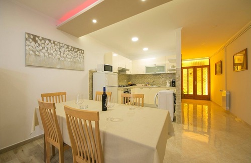 Brela Apartamento | Apartamento de tres habitaciones con terraza y vista al mar Brela, Makarska (A-20778-b)
