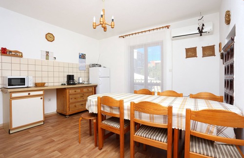 Arbanija Apartamento | Apartamento de tres habitaciones con balcón y vista al mar Arbanija, Ciovo (A-17332-a)
