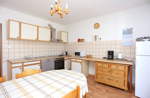 Arbanija Apartamento | Apartamento de tres habitaciones con balcón y vista al mar Arbanija, Ciovo (A-17332-a)
