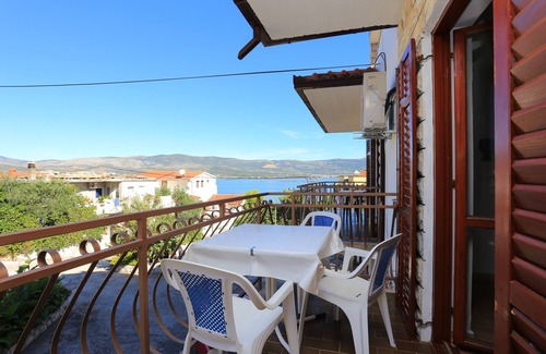 Arbanija Apartamento | Apartamento de tres habitaciones con balcón y vista al mar Arbanija, Ciovo (A-17332-a)