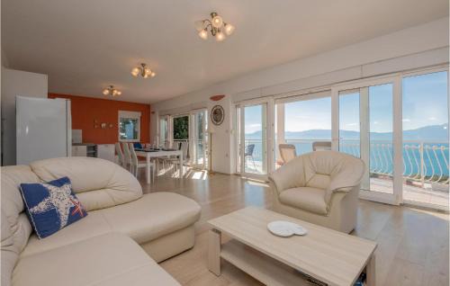 Podaca Apartamento | Three-Bedroom Apartment In Podaca