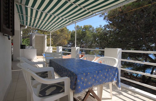 Island Dugi Otok Apartamento | Apartamento de tres habitaciones en la playa Lavdara, Dugi otok (A-3454-a)