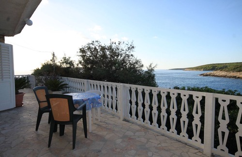 Milna Apartamento | Apartamento de tres habitaciones en la playa Milna, Vis (A-8913-a)