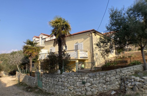 Lun Apartamento | Apartamento de tres habitaciones con terraza y vista al mar Lun, Pag (A-9395-a)
