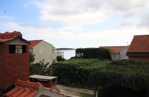 Milna Apartamento | Apartamento de tres habitaciones con terraza y vista al mar Milna, Vis (A-8896-b)
