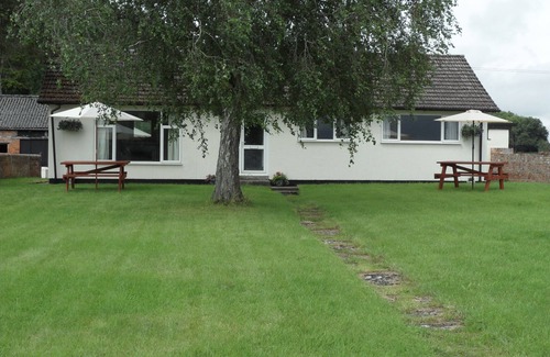 Trowbridge Casa | Three Bedroom bungalow in a rural setting.Ten minutes to Longleat