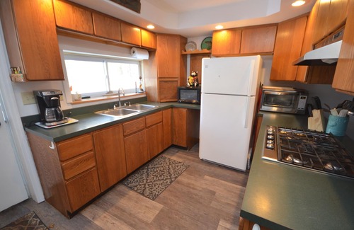 Traverse City Cabina | Three bedroom cabin on Lake Leelanau. Faces west with amazing sunsets.