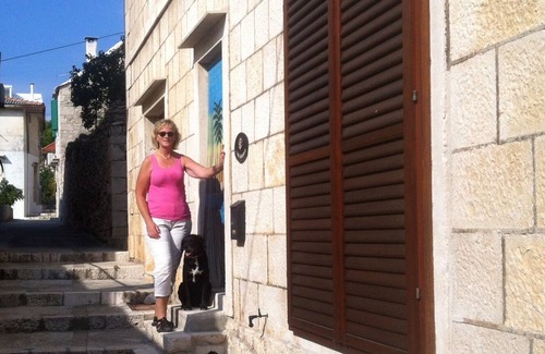 Povlja Casa | Casa de piedra clásica de tres dormitorios con bodega y olivar cerca del mar
