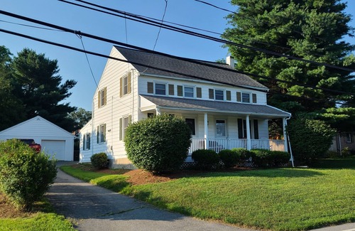 Millersville Casa | Three bedroom farmhouse,king size beds with country living