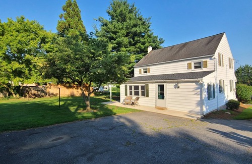 Millersville Casa | Three bedroom farmhouse,king size beds with country living