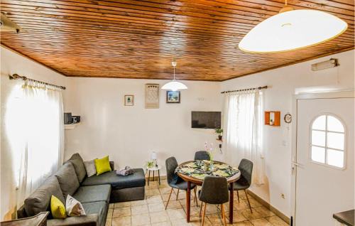 Praznica Casa | Three-Bedroom Holiday Home With Sea View In Praznica