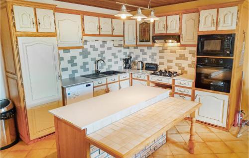 Saint-Martin-sur-Oust Casa | Three-Bedroom Holiday Home In Ruffiac