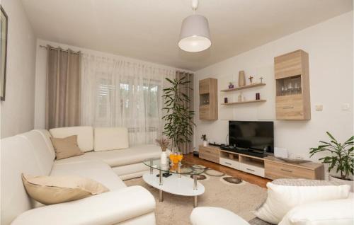 Imotski Casa | Three-Bedroom Holiday Home In Vinjani Gornji