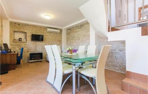 Krusevo Casa | Three-Bedroom Holiday Home In Krusevo