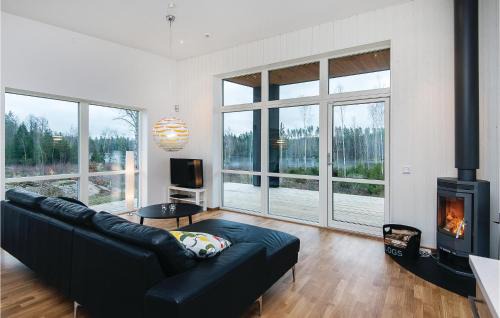 Holmsjo Casa | Three-Bedroom Holiday Home Holmsjö With A Fireplace 06