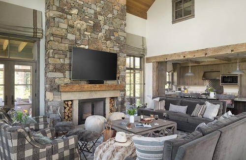 Wilson Villa | Casa de tres habitaciones con techos abovedados, chimenea al aire libre y vistas de Jackson Hole Mountain Resort.