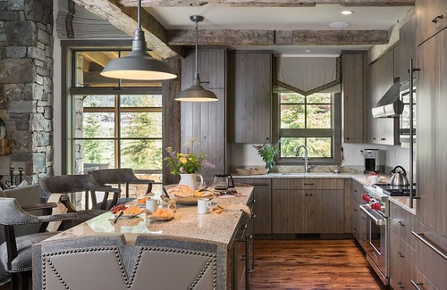 Wilson Villa | Casa de tres habitaciones con techos abovedados, chimenea al aire libre y vistas de Jackson Hole Mountain Resort.