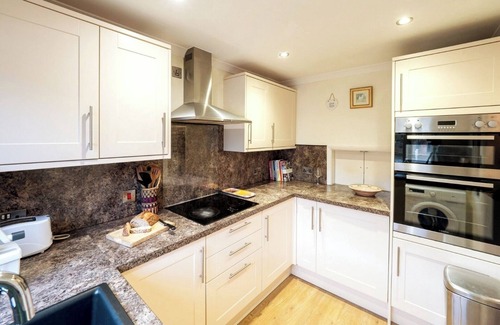 Crewkerne Cabaña | Three Bedroom Home with Garden and Parking