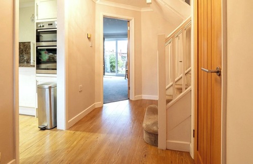 Crewkerne Cabaña | Three Bedroom Home with Garden and Parking