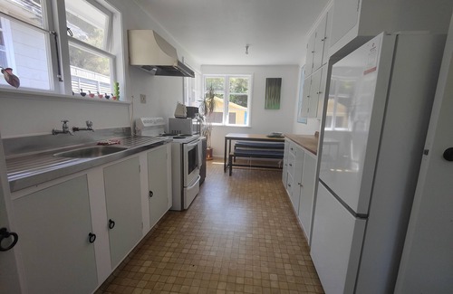 Lower Hutt Casa | Five bedrooms, two neighboring houses. 9-11 beds. Bushline outlook.