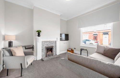 Gorton Apartamento | Three Bedroom House by Brookland Stays Serviced Accommodation Short Lets Manchester with Free WiFi