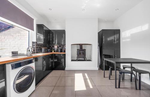 Gorton Apartamento | Three Bedroom House by Brookland Stays Serviced Accommodation Short Lets Manchester with Free WiFi
