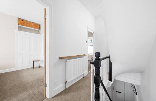 Gorton Apartamento | Three Bedroom House by Brookland Stays Serviced Accommodation Short Lets Manchester with Free WiFi