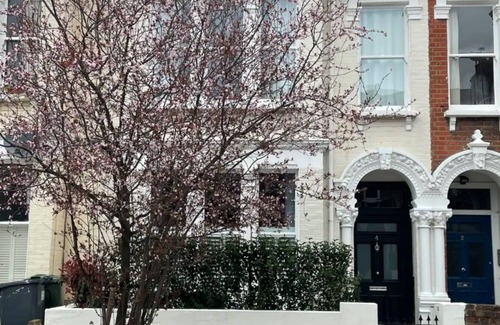 Larkhall Casa | Three bedroom house in Clapham