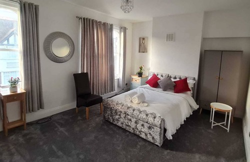 Ladywell Casa | Three bedroom house- self contained
