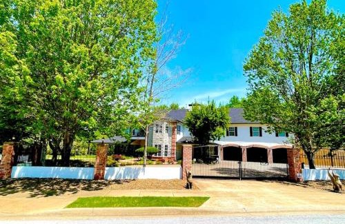 Fayetteville Casa | Three Bedroom House at Hamestring Creek
