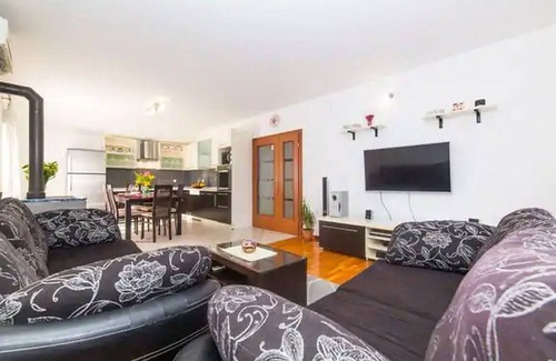 Primorski Dolac Casa | Three Bedroom Holiday Home