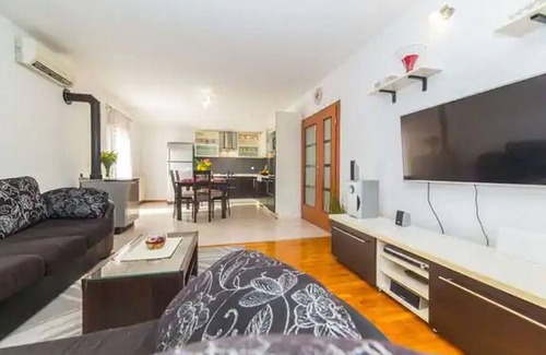 Primorski Dolac Casa | Three Bedroom Holiday Home