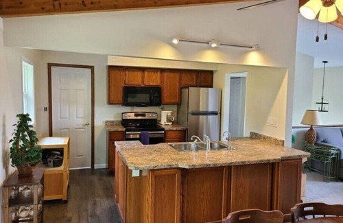 Lake Odessa Casa | Three bedroom Lakehouse, free parking